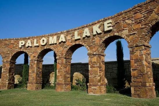 Paloma Lake stone arch entrance sign in Round Rock, Texas
